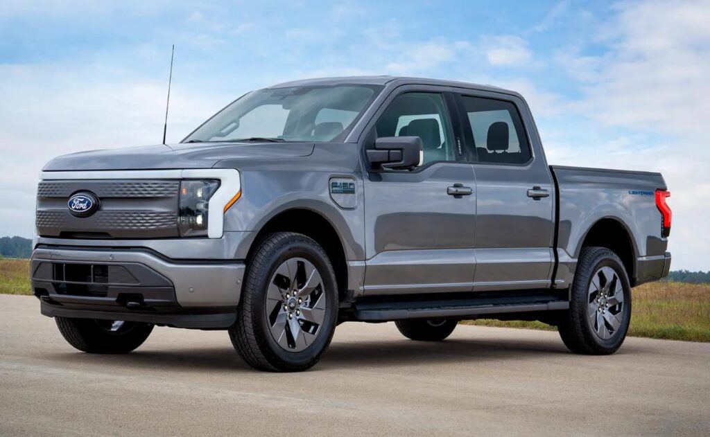Ford se enfrenta a un dilema con la F-150 Lightning tras el desastre del incendio y pérdidas millonarias.