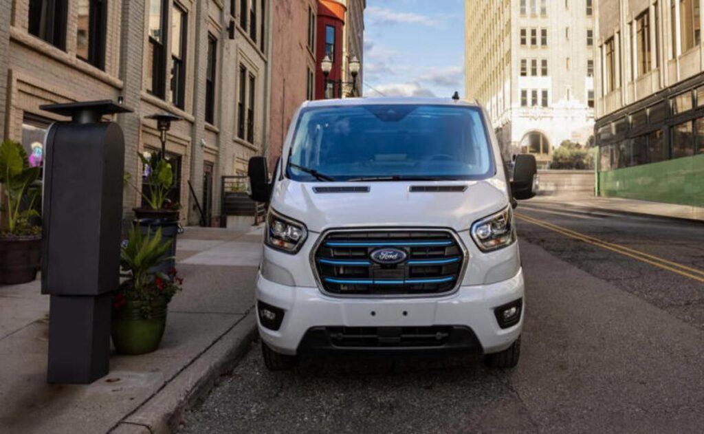 Ford E-Transit 2026: mejoras interiores y aumento de precio que la hacen más atractiva.