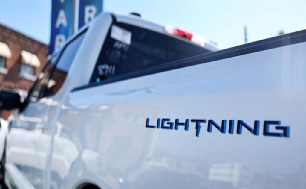 La Ford F-150 eléctrica enfrenta su futuro incierto tras la desaceleración de los vehículos eléctricos.