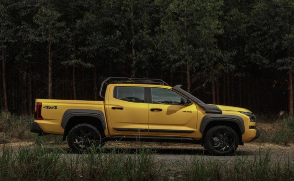 Mitsubishi Triton Savana 2025: la camioneta todo terreno con snorkel de fábrica.