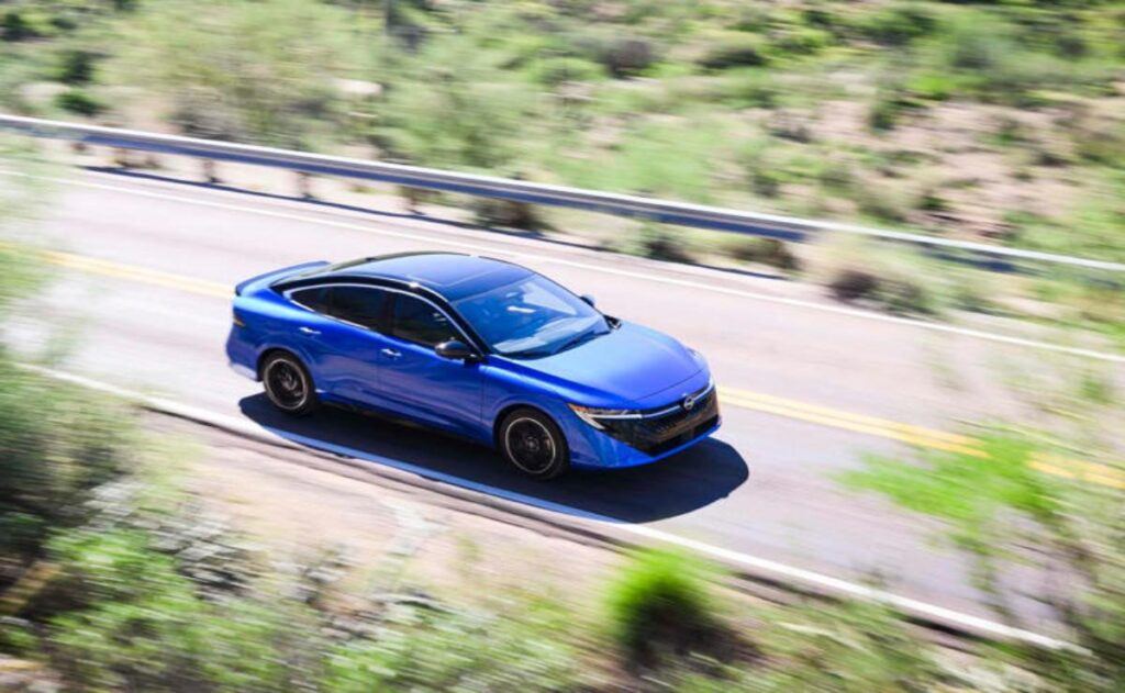 Nissan Sentra 2026: Estilo renovado y confort a un precio accesible.