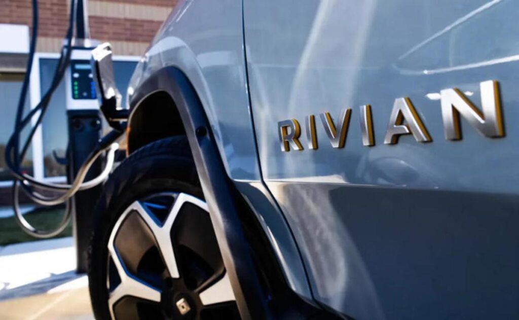 Rivian se enfrenta a desafíos y recortes mientras se prepara para el lanzamiento del SUV R2 eléctrico.