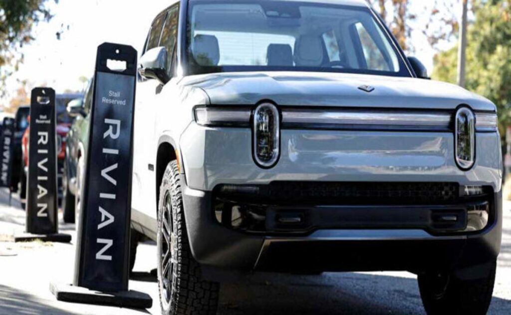 Rivian supera expectativas de ingresos gracias a la expiración de los créditos fiscales para vehículos eléctricos.