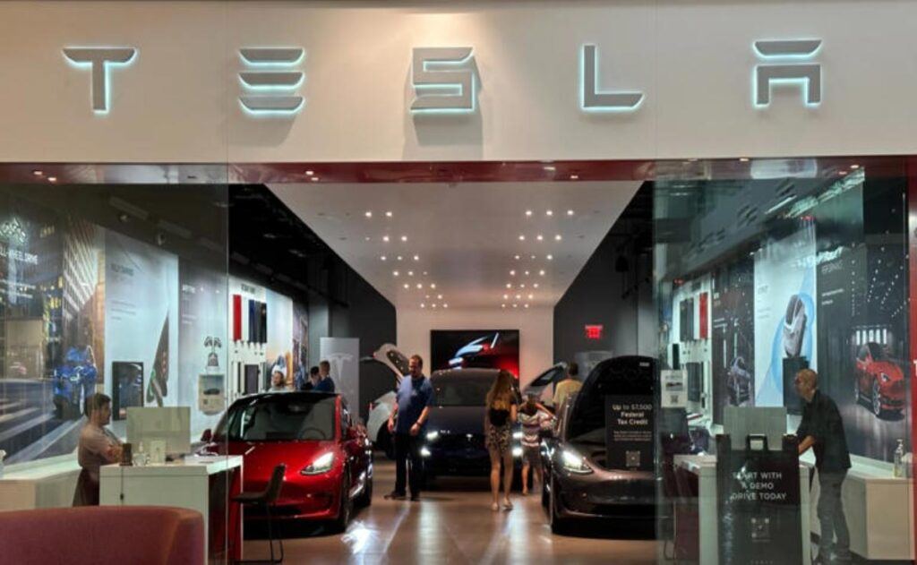 Un inversor de Tesla se opone al acuerdo salarial de Musk de 1 billón de dólares.