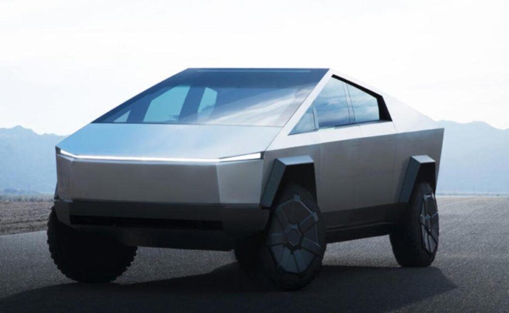 Tesla enfrenta nuevos problemas con la Cybertruck: 70.000 unidades retiradas por luces brillantes y barras de luces defectuosas.