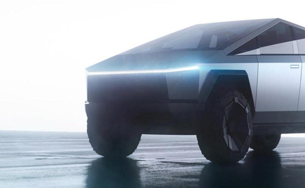 El Tesla Cybertruck enfrenta otro fallo de diseño: barra de luces suelta y más problemas.