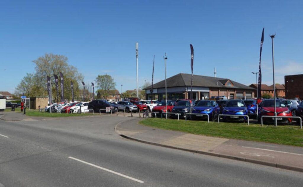 Toyota enfrenta un retiro masivo de 1 millón de vehículos por fallo en la cámara de reversa.