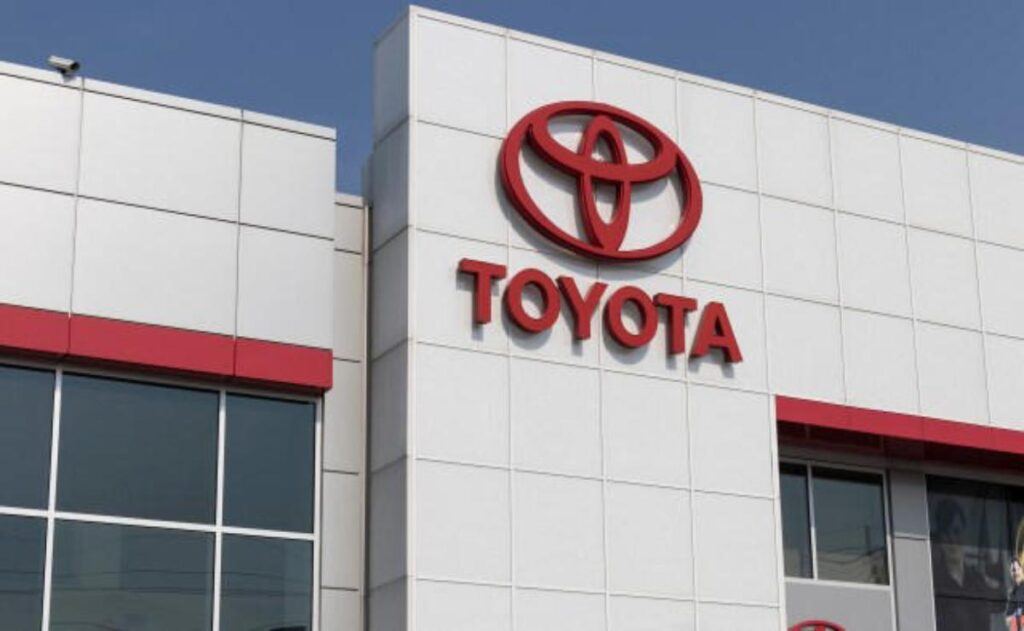 Toyota revoluciona el futuro de los vehículos eléctricos con una batería de estado sólido de última generación.