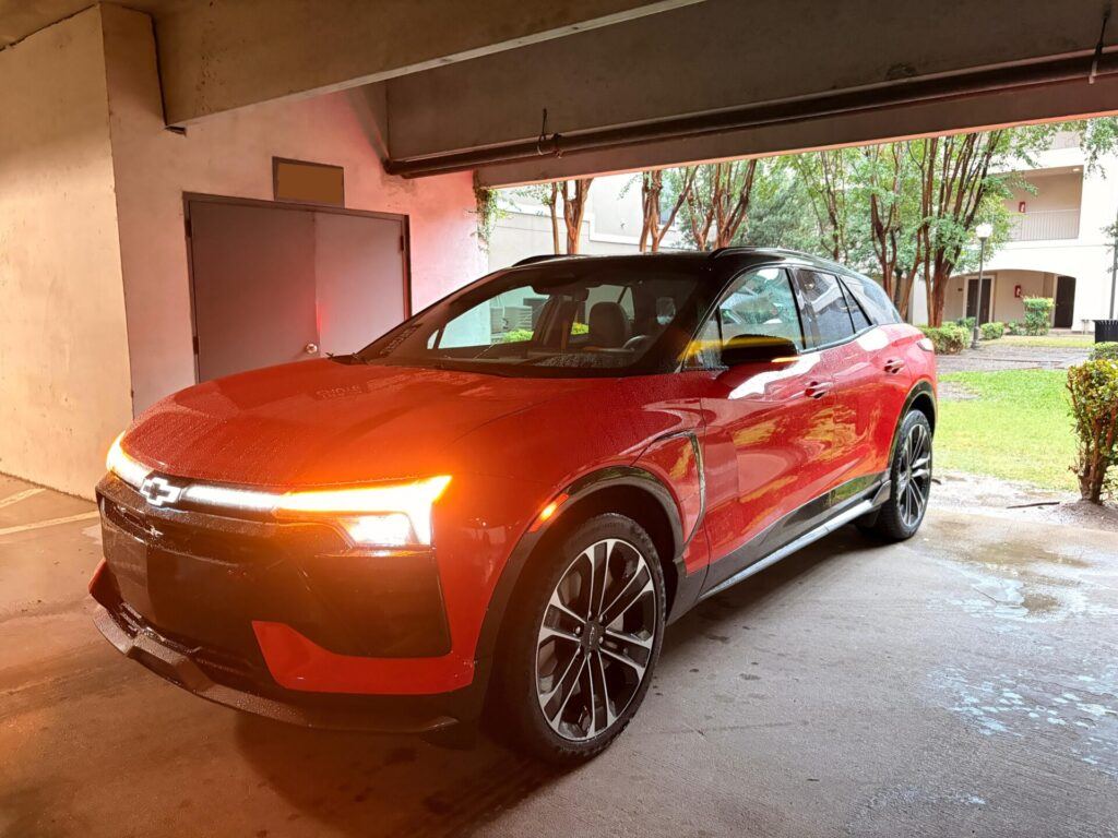 Frontal 3/4 de un Chevrolet Blazer EV 2026