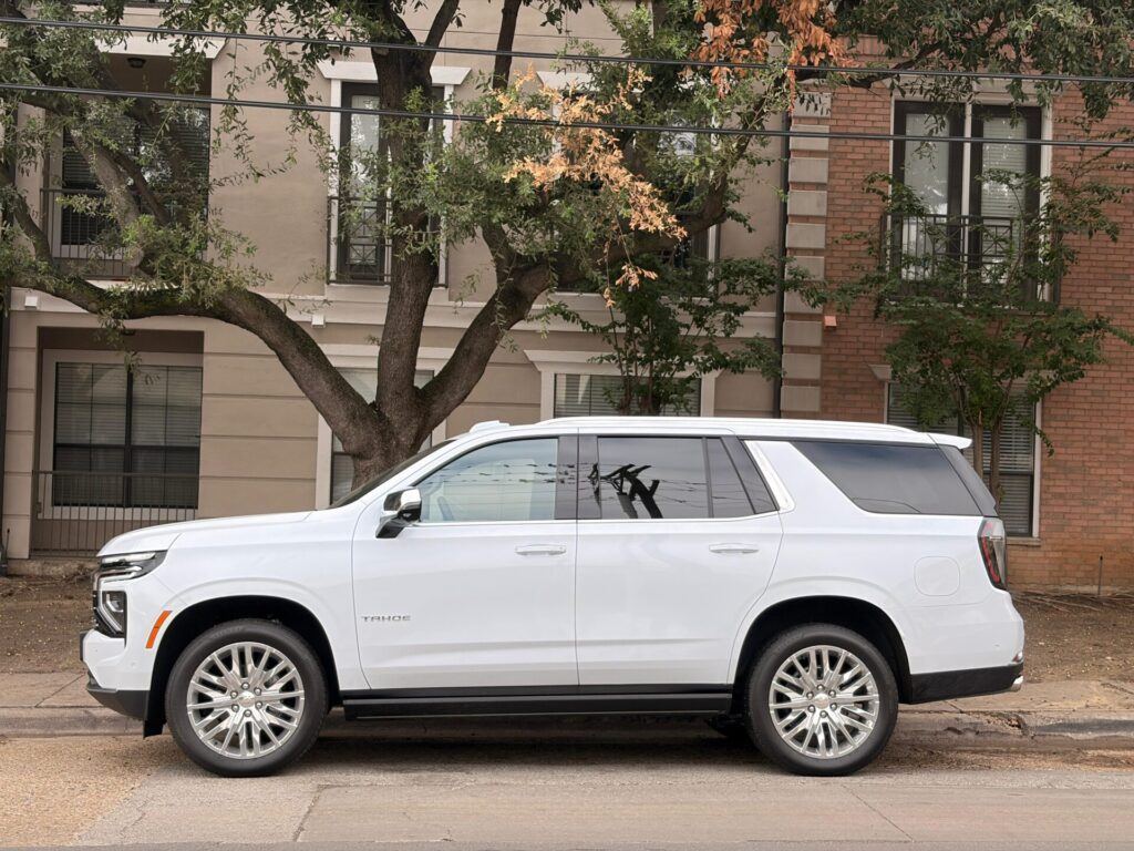 Lateral de un Chevrolet Tahoe 4WD Premier 2026 blanco