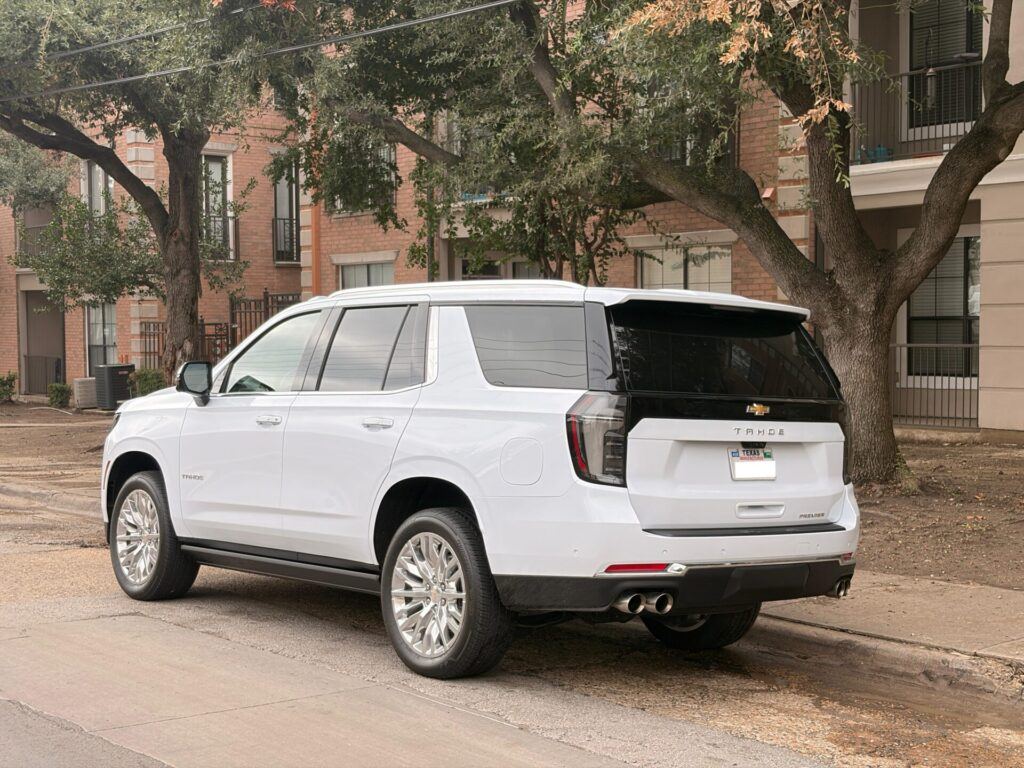 Trasera 3/4 de un Chevrolet Tahoe 4WD Premier 2026 blanco