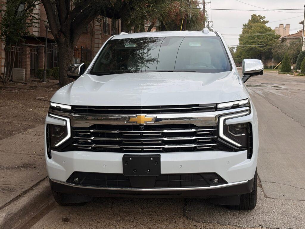 Frontal de un Chevrolet Tahoe Premier 2026 blanco