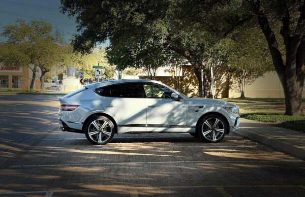 Lateral de un Genesis GV80 Coupe 3.5T AWD Prestige 2026
