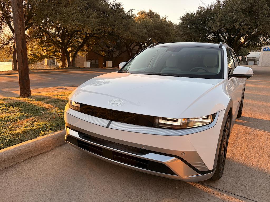 Frontal 3/4 de un IONIQ 5 2025 blanco