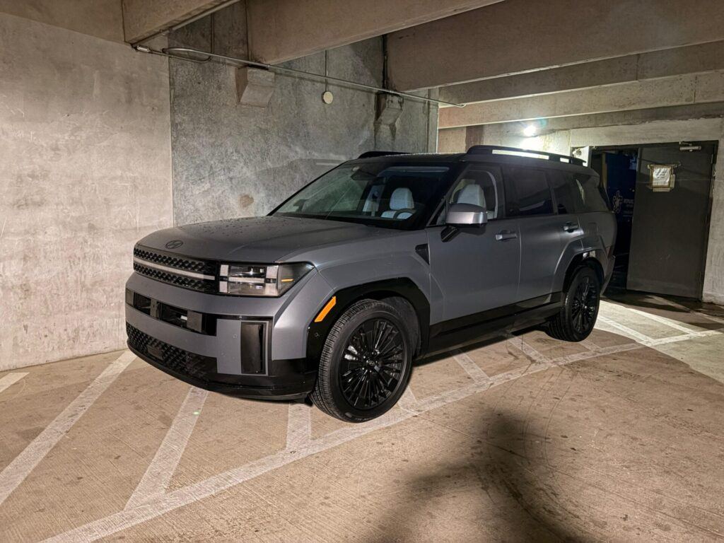 Frontal 3/4 de un Hyundai Santa Fe Hybrid 2026