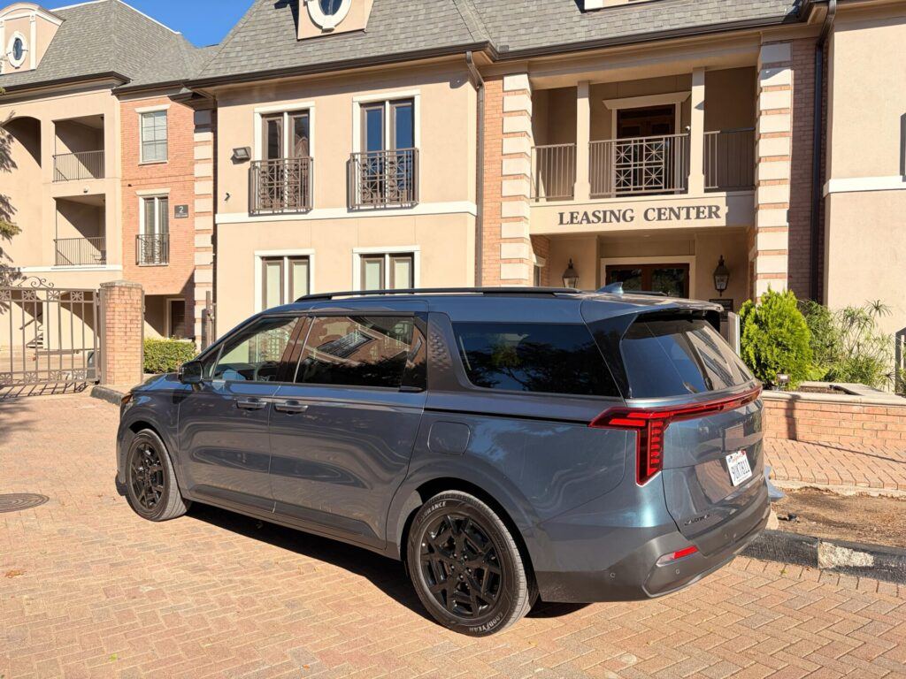 Trasera 3/4 de un Kia Carnival Hybrid 2026