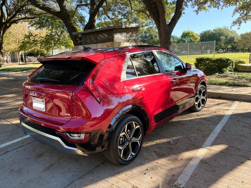 Trasera 3/4 de un Kia Niro 2025 rojo