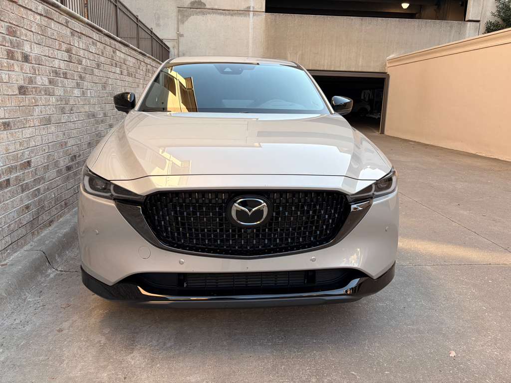 Frontal de un Mazda CX-5 Turbo Premium 2025
