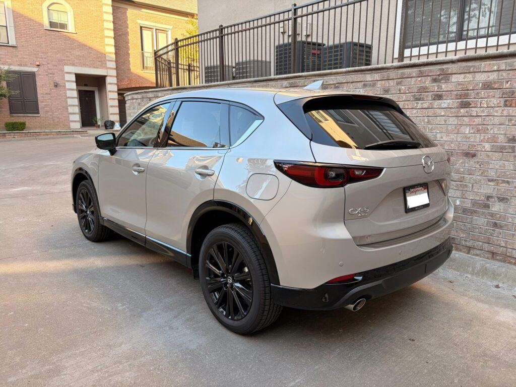 Trasera 3/4 de un Mazda CX-5 2025