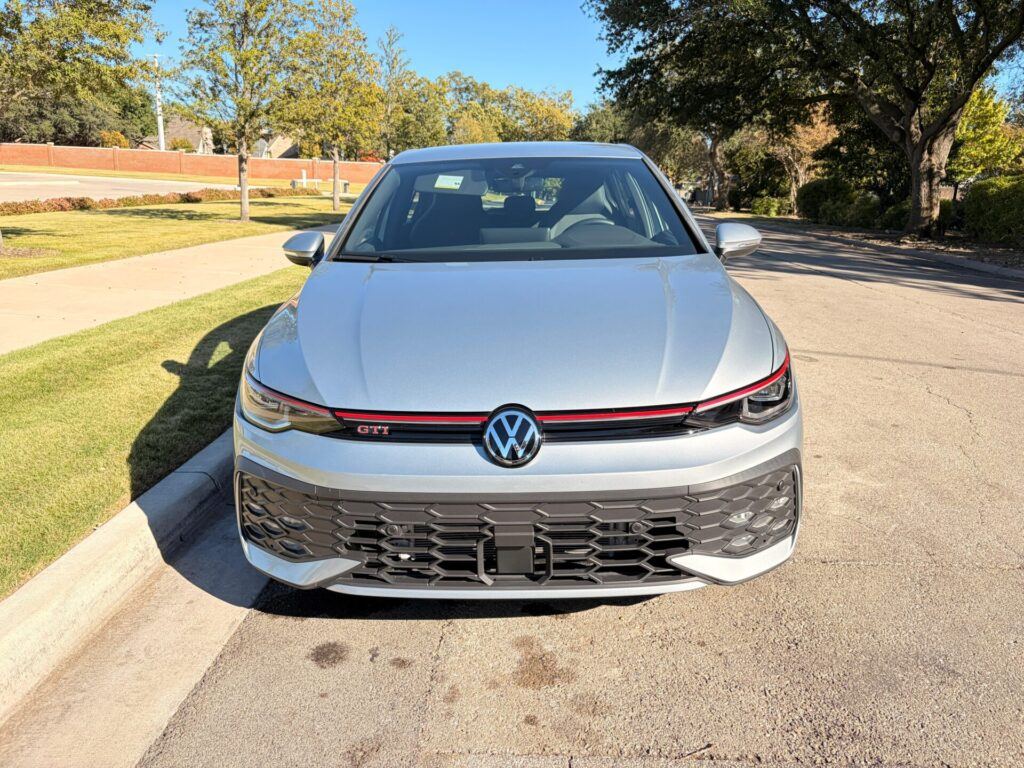 Frontal de un Volkswagen Golf GTI 2.0T S 2025