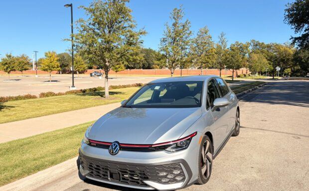 Frontal 3/4 de un Golf GTI 2025 plata