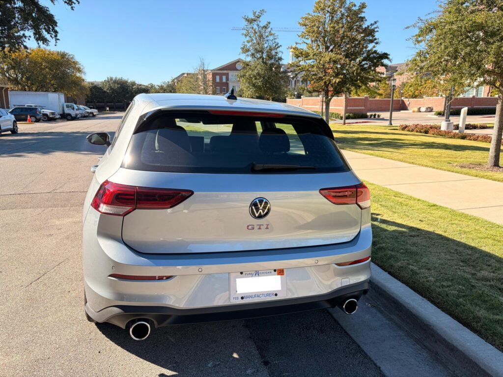 Trasera de un Volkswagen Golf GTI 2025