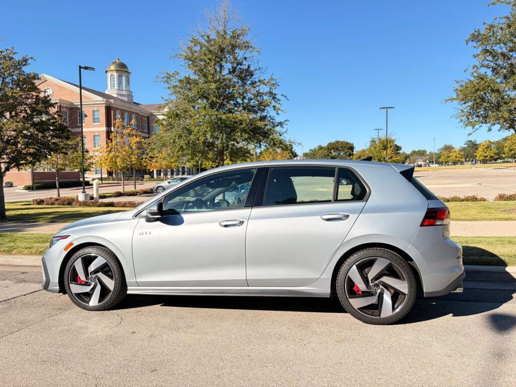 Lateral de un Volkswagen Golf GTI 2.0T S 2025