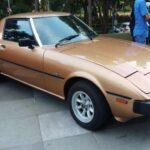El Mazda RX-7 original sigue siendo uno de los deportivos clásicos más infravalorados de su época. Su motor rotativo ofrece una entrega de potencia suave, alta capacidad de giro y una experiencia mecánica única, muy distinta a los motores convencionales. Con precios todavía en rangos accesibles para unidades decentes, su bajo peso y excelente equilibrio lo convierten en un coche preciso y muy gratificante de conducir, con una comunidad que facilita piezas y mantenimiento específico.