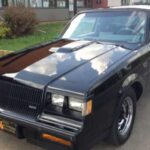 Con solo 547 unidades fabricadas, el Buick GNX llevó el concepto del Grand National a su máxima expresión. Su V6 turboalimentado de 3,8 litros declaraba 276 CV, aunque siempre se sospechó que la cifra real era superior. En su época fue capaz de humillar a deportivos mucho más caros, incluidos algunos Corvette, y hoy es una pieza de coleccionista que supera con holgura los 170.000 dólares.
