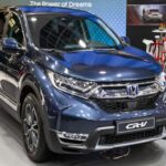 El Honda CR-V 2025 sigue siendo una referencia en seguridad dentro del segmento compacto. De serie incorpora advertencia de salida de carril con asistencia de dirección, control de crucero adaptativo y mantenimiento de carril. A ello se suman reconocimiento de señales, asistente en atascos y sistema de monitorización del conductor, ofreciendo un paquete muy completo desde su versión base.