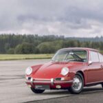 Los Porsche 911 refrigerados por aire, desde los años sesenta hasta los noventa, se ganaron su leyenda por su robustez y carácter. Con mecánicas relativamente sencillas y una durabilidad notable si se mantenían correctamente, podían superar los 200.000 kilómetros sin grandes dramas. Eso sí, su arquitectura con motor trasero exigía respeto y un propietario implicado.