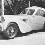 Con una velocidad máxima de 124 mph, el Type 57 SC Atlantic no impresiona por cifras modernas, pero fue en su día el coche de calle más rápido del mundo. Diseñado por Jean Bugatti, este modelo fabricado entre 1936 y 1938 es una obra de arte sobre ruedas, con solo cuatro unidades producidas. Su carrocería de Elektron, remachada como un avión, y su motor de ocho cilindros en línea lo convierten en una leyenda absoluta cuyo valor hoy supera los 40 millones de dólares.