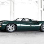 Si la historia hubiera sido distinta, el Jaguar XJ13 podría haberse adelantado al Lamborghini Miura como el primer superdeportivo de motor central. Concebido a principios de los años 60, su desarrollo se retrasó hasta 1966, momento en el que ya no era competitivo frente al Ford GT40 en Le Mans. El proyecto fue cancelado y el único ejemplar, equipado con un V12 de 5.0 litros, acabó accidentado en 1971. Reconstruido, hoy se exhibe en el Museo Británico del Motor como símbolo de una oportunidad perdida.