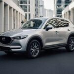 El Mazda CX-5 destaca por una dirección precisa y un tacto de conducción poco habitual en su rango de precio. Por unos 30.000 euros, ofrece un interior con materiales suaves, diseño sobrio y una calidad percibida claramente superior a la media del segmento.