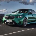 El icónico BMW M5 se reinventa como híbrido enchufable con 717 CV y tracción total. Su motor V8 biturbo de 4.4 litros se combina con un propulsor eléctrico que ofrece hasta 25 millas en modo eléctrico, manteniendo el ADN de conducción deportiva de la berlina alemana. Su peso extra no disminuye la precisión del chasis, ideal para los amantes de la velocidad y el lujo.