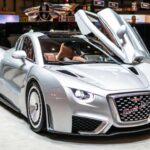 El Hispano-Suiza Carmen es un hipercoches de edición limitada que combina lujo y rendimiento. Con más de 1.000 CV y un 0 a 100 km/h en menos de tres segundos, ofrece una experiencia de conducción excepcional. Su velocidad máxima de 180 mph lo coloca entre los eléctricos más exclusivos y codiciados del mercado.