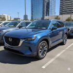 El Mazda CX-90 PHEV es un SUV híbrido de tres filas de asientos, atractivo por su diseño y lujoso interior, con opciones de cuero acolchado y un motor turboalimentado de seis cilindros. Sin embargo, a pesar de sus características impresionantes, la fiabilidad de este modelo se predice con una alarmante calificación de 15 sobre 100. Los propietarios han reportado fallos en el sistema de propulsión y problemas con la electrónica. Aunque su rendimiento en carretera es destacado, los problemas de fiabilidad hacen que no sea la mejor opción para quienes buscan un vehículo confiable a largo plazo.