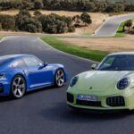 El Porsche 911 Turbo S 2026 continúa la tradición de excelencia del icónico 911, pero con un giro moderno. Impulsado por un motor bóxer de seis cilindros de 3.6 litros y turbocompresores eléctricos, este modelo alcanza los 701 caballos de fuerza y un impresionante torque de 590 lb-pie, lo que le permite acelerar de 0 a 100 km/h en solo 2,4 segundos. Su velocidad máxima de 322 km/h lo coloca entre los deportivos más rápidos del mercado. Además, con un interior refinado y una conducción suave, el 911 Turbo S es la combinación perfecta de lujo y rendimiento, con precios que comienzan en 272.650 dólares.
