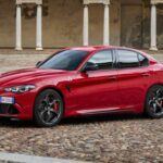 Mitsubishi sigue presente en el mercado, pero su presencia en Estados Unidos es cada vez más débil. A pesar de una ligera mejora en las ventas en 2024, con un aumento del 25.8%, la marca sigue luchando por destacar en el saturado mercado de SUVs. Modelos como el Outlander son los que sostienen la marca, pero la falta de nuevos lanzamientos y la desconexión con las nuevas generaciones de consumidores hacen que Mitsubishi parezca más una marca en declive que una fuerza innovadora. La falta de relevancia en el mercado estadounidense y una oferta de modelos obsoletos ha dejado a Mitsubishi en una situación complicada, con un futuro incierto.