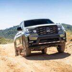 La Honda Ridgeline es un enfoque único en el mundo de las camionetas, con su construcción unibody y suspensión trasera independiente, lo que le da una conducción más parecida a un SUV grande que a una camioneta tradicional de carrocería sobre bastidor. Aunque su capacidad de remolque de 5,000 libras no es tan impresionante como la de sus competidores más robustos, la Ridgeline sobresale en usabilidad diaria y comodidad en viajes largos. Además, su caja cuenta con un compartimento de almacenamiento a prueba de agua y con cerradura, ideal para herramientas o equipo de camping. Si buscas una camioneta versátil para la vida cotidiana, la Ridgeline es una opción sólida.