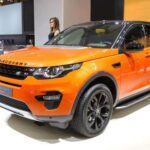 El Land Rover Discovery Sport es un SUV elegante con una apariencia robusta y refinada, pero enfrenta varios problemas que pueden hacer que los conductores se arrepientan de su compra. Uno de los principales inconvenientes es su significativa depreciación: estos vehículos pueden perder hasta el 48% de su valor en el primer año. Además, los conductores han señalado problemas como una baja fiabilidad general, la escasez de piezas de repuesto y elevados costos de mantenimiento. Si bien es una alternativa de lujo a marcas como Jeep o Subaru, es probable que el Discovery Sport no se convierta en una opción a largo plazo debido a estos problemas.