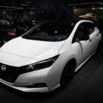 El Nissan Leaf fue uno de los primeros vehículos eléctricos asequibles en llegar al mercado masivo, y durante años se mantuvo como un modelo accesible y popular. Sin embargo, el Leaf de 2025 muestra signos claros de envejecimiento. Aunque Nissan planea una renovación para el próximo modelo, la versión actual se queda corta frente a sus competidores más nuevos. El puerto de carga CHAdeMO, exclusivo de Nissan, sigue siendo un gran obstáculo, ya que no es compatible con la infraestructura de carga más utilizada. Además, su autonomía ha quedado atrás, y por el precio que se pide, existen opciones mucho más atractivas en el mercado.