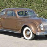 El Chrysler Airflow es un ejemplo claro de cómo el diseño puede influir en la eficiencia de un coche. Aunque no fue un éxito comercial en su época, el Airflow cambió la forma en que los diseñadores pensaban sobre la aerodinámica. Con un diseño fluido y líneas curvas, este modelo fue pionero en la incorporación de principios aerodinámicos, algo que no se había explorado en los coches de su tiempo. Aunque otros fabricantes no imitaron inmediatamente su diseño, con el paso de los años, el Airflow se convirtió en una referencia y su estilo inspiró a generaciones futuras de automóviles más eficientes en cuanto a aerodinámica.