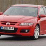 El Mazda 6 MPS es un claro ejemplo de lo que podría haber sido un éxito de ventas si se hubiera dado un poco más de énfasis al diseño. Con una potencia de 258 hp, motor turboalimentado de 2.3 litros y tracción en las cuatro ruedas, este sedán deportivo podía acelerar de 0 a 100 km/h en solo 6.6 segundos, una cifra impresionante para su época. Su conducción era precisa y su suspensión bien ajustada, lo que le daba una experiencia de manejo divertida. Sin embargo, su diseño sobrio y su apariencia 