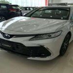 El Toyota Camry ha sido durante décadas uno de los modelos más vendidos de Toyota, y no es para menos. Con una historia de fiabilidad envidiable, este sedán ofrece una conducción cómoda y eficiente, convirtiéndolo en una opción confiable para quienes buscan un vehículo de uso diario.
Aunque no es el modelo más espacioso para familias grandes, el Camry es ideal para los desplazamientos diarios gracias a su motor eficiente y bajo mantenimiento. Si bien los datos de fiabilidad para la última generación aún son limitados, la reputación de Toyota garantiza que el Camry seguirá siendo una opción destacada en cuanto a durabilidad y bajo costo de mantenimiento.