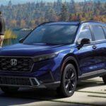 El Honda CR-V ha sido durante años un referente en el mercado de los SUV compactos. La sexta generación, lanzada en 2023, ha elevado la comodidad a nuevos niveles. Su suspensión de doble horquilla permite una conducción más suave y silenciosa, mientras que su interior ofrece un gran espacio para las piernas y un almacenaje ampliado, ideal para aquellos que necesitan más espacio. Además, los asientos son cómodos, y el sistema de suspensión garantiza una experiencia de manejo relajada, incluso en terrenos irregulares. Aunque su motor de 190 CV puede no ser el más rápido en aceleración, el CR-V sigue siendo una opción sólida para quienes buscan confort.