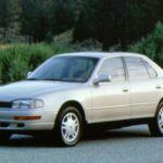 El Toyota Camry de los años 90, perteneciente a la generación XV10, es un claro ejemplo de cómo una berlina puede combinar fiabilidad, confort y durabilidad sin hacer ruido. Con el motor V6 de 3.0L 1MZ-FE, entregaba 188 hp, una cifra modesta pero suficiente para ofrecer un viaje suave y confiable. Este modelo se destacó por su bajo costo de propiedad, con un mantenimiento sencillo y duradero. Su diseño, aunque no es el más llamativo, envejeció bien, y la calidad de sus materiales garantizaba una larga vida útil. El Camry se convirtió en un referente para quienes buscan un coche cómodo y fiable sin complicaciones. A pesar de su discreción, el Camry sigue siendo una excelente opción por su relación calidad-precio.