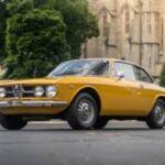 El Alfa Romeo GTV de finales de los años 60 y principios de los 70 es uno de los modelos más emblemáticos de la marca italiana. Con su diseño elegante, motorización robusta y un chasis que ofrece una experiencia de conducción única, el GTV se ha convertido en una pieza de colección altamente deseada. Los modelos con motor 2.0 litros y caja de cambios manual son especialmente apreciados por los entusiastas. Este coche ha ganado notoriedad en los últimos años por su estilo retro, su rareza y la constante demanda por autos clásicos europeos. En 2026, se espera que su valor continúe apreciándose, especialmente con los modelos mejor conservados.