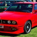 El BMW M3 E30, lanzado en los años 80, comenzó como una versión de alto rendimiento de la Serie 3. Inicialmente concebido como un coche práctico, fue adoptado por los aficionados a la conducción deportiva gracias a su motor de cuatro cilindros y su enfoque en la dinámica de manejo. En su época, el M3 E30 era un coche utilizado en el día a día por muchos, pero con el paso de los años, su rara disponibilidad y su pedigrí en los deportes de motor lo han convertido en una pieza codiciada. Hoy en día, un ejemplar en buen estado puede alcanzar entre 70.000 y 100.000 dólares, dependiendo de su originalidad y kilometraje.