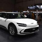 El Genesis GV60 es una versión de lujo del Ioniq 5, compartiendo tecnologías y baterías con este. Sin embargo, la marca ha enfrentado varios problemas relacionados con la pérdida de potencia debido a fallos en el ICCU (unidad de control de energía). Este modelo, aunque no tan popular como el Ioniq 5, está dentro de las campañas de recalls de Hyundai y podría ver nuevas retiradas en 2025. Con la tecnología compartida, cualquier problema en el Ioniq 5 podría replicarse en el GV60, especialmente a medida que se producen más informes de fallos eléctricos y problemas con el rendimiento de la batería.